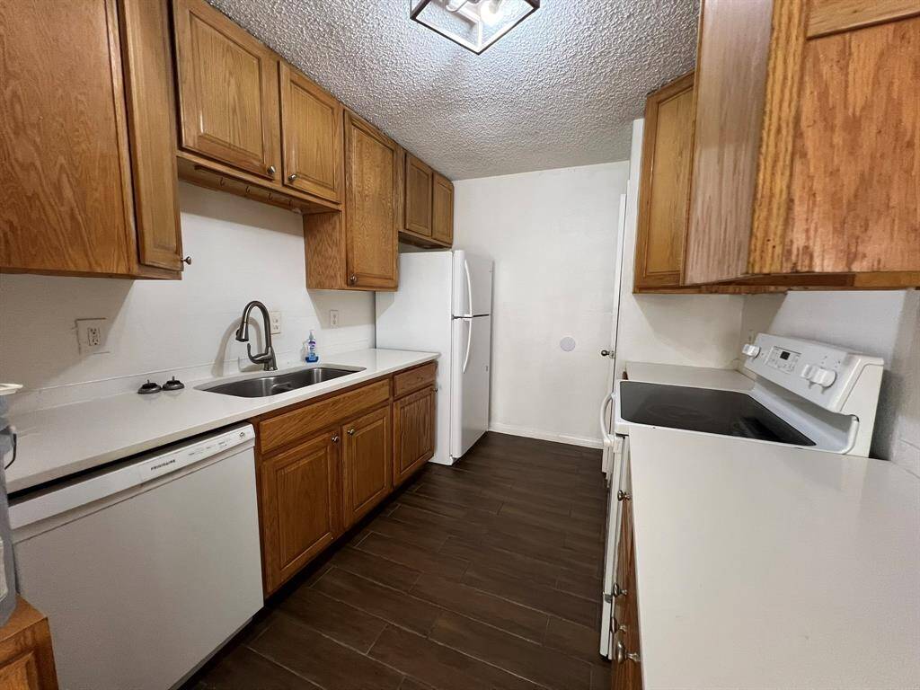 Nice galley kitchen is waiting for you to cook somehing nice!