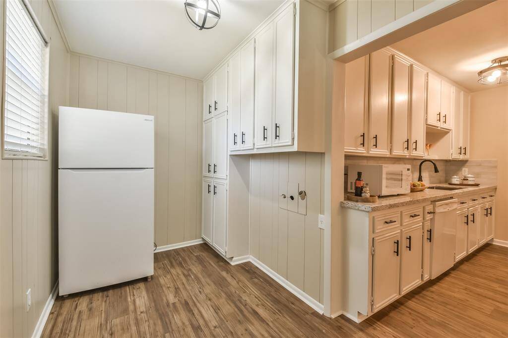 Extra area adjacent to kitchen.
