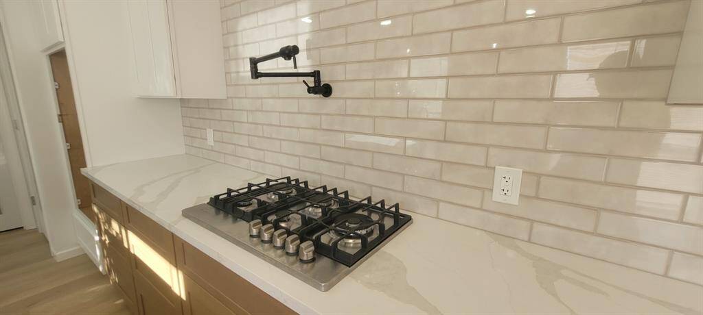 Gas cooktop, pot filler