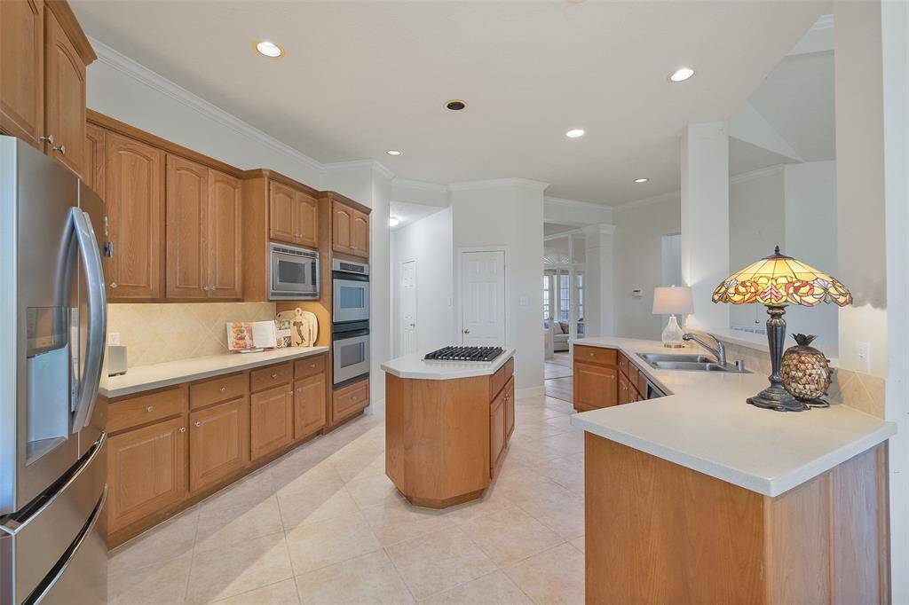 KITCHEN IS EQUIPPED WITHAN ISLAND WITH GAS COOKTOP.
