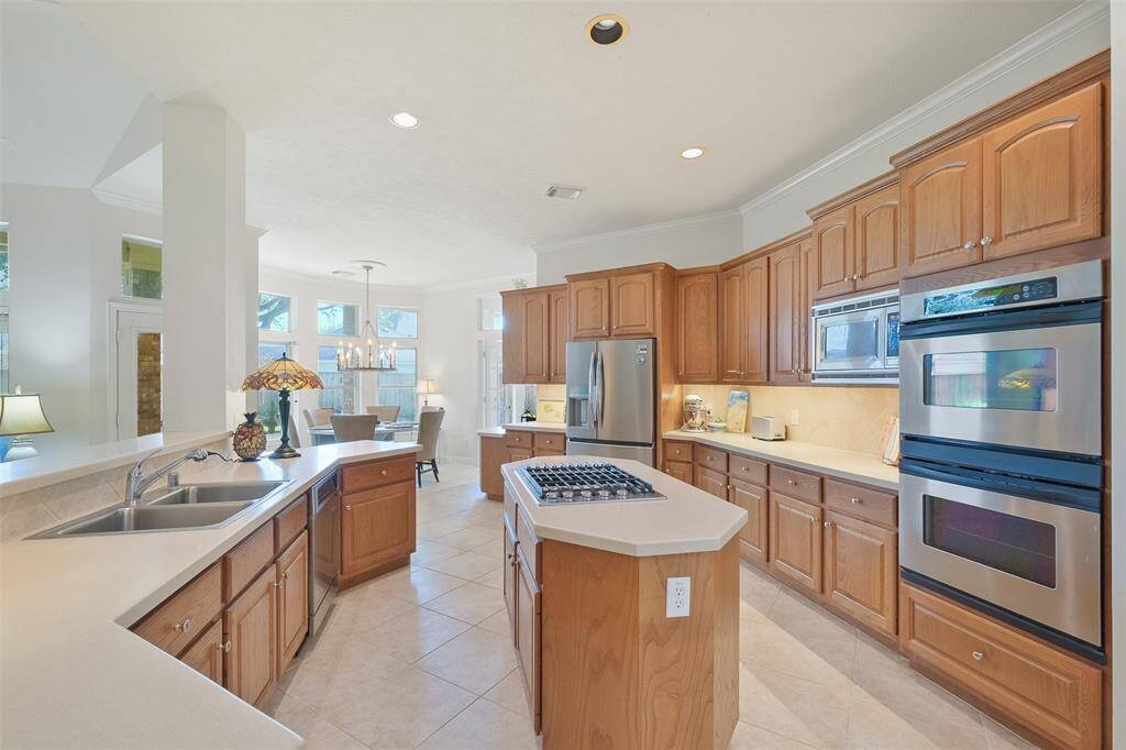 PLENTY OF SPACE FOR MEALPREP AND STORAGE.