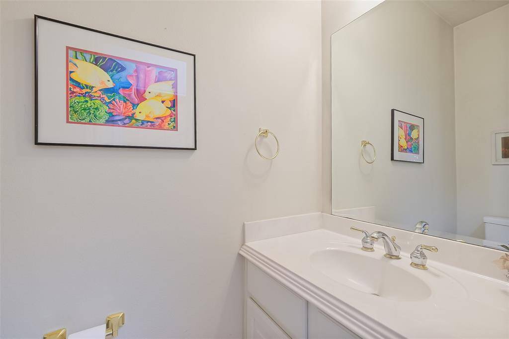 YOUR HALF BATH LOCATEDOFF THE KITCHEN ANDFORMAL DINING ROOM.