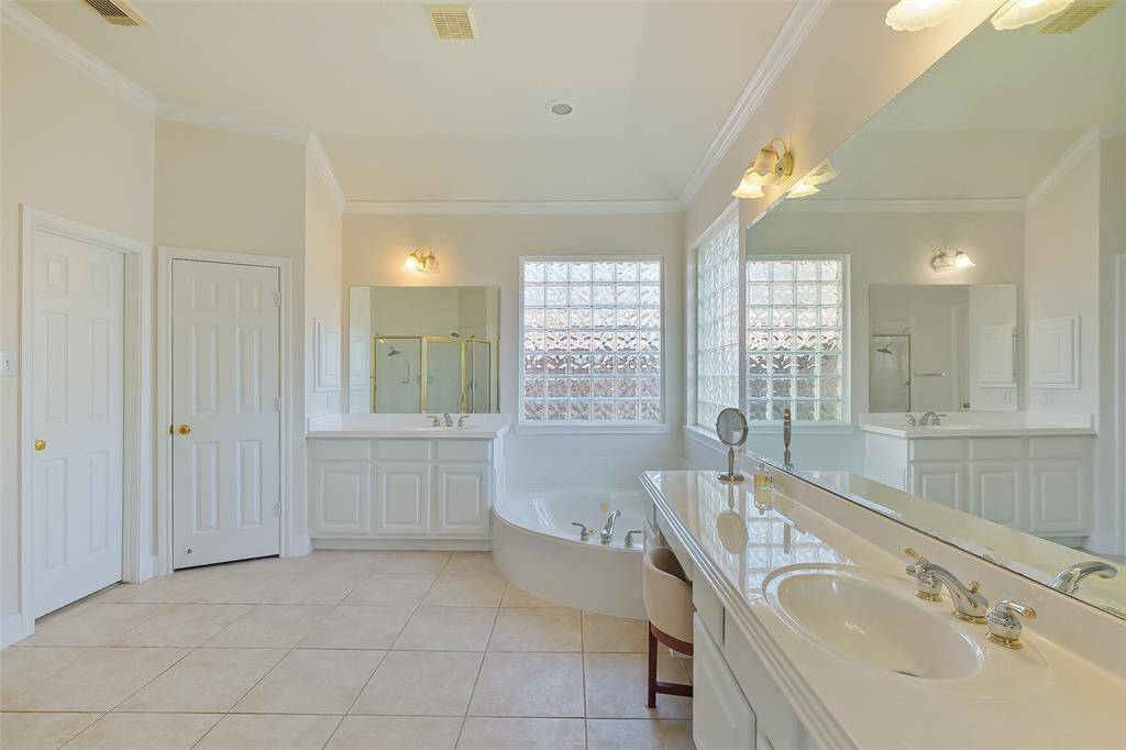 YOUR PRIMARY EN-SUITEFEATURING A LARGE WALKIN-SHOWER.