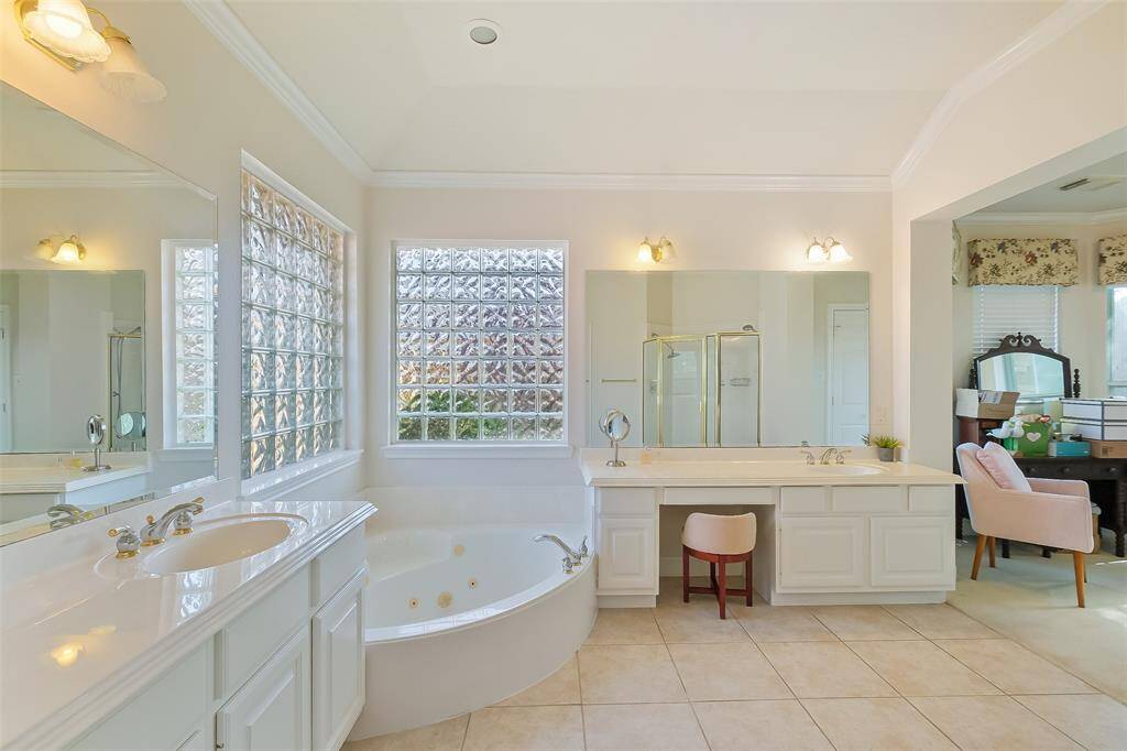 RELAX AND UNWIND IN YOURJACUZZI TUB! ALSOFEATURING DUAL VANITIES.