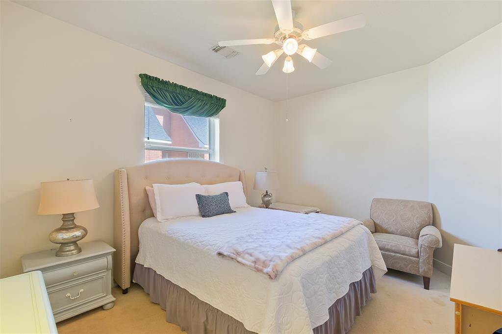 LIGHT AND BRIGHT GUESTROOM.