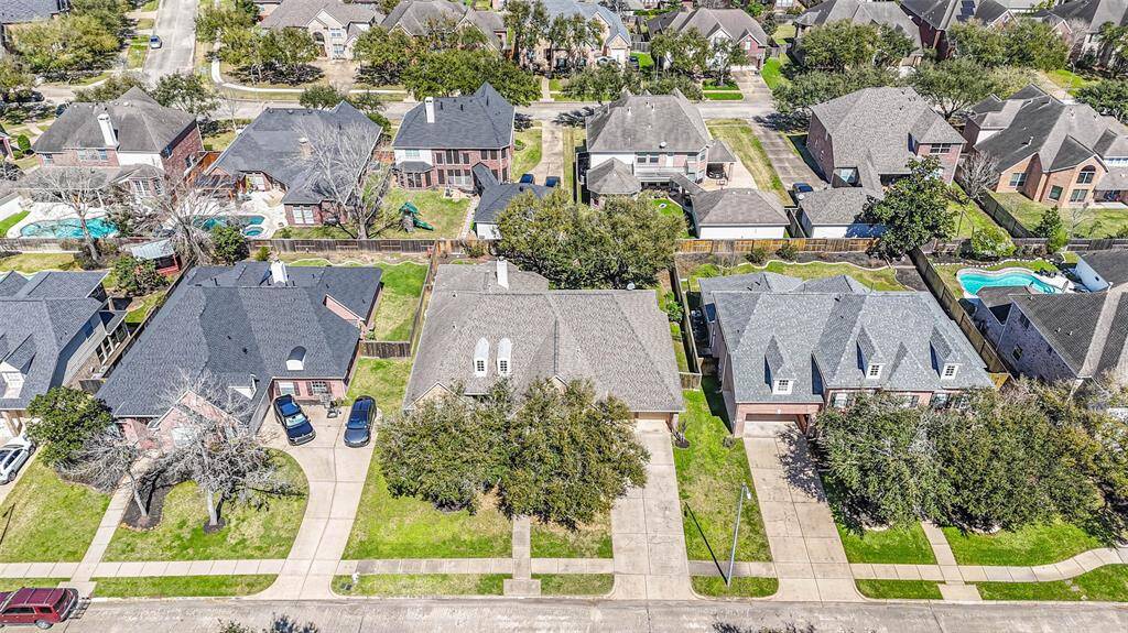 EXPANSIVE DRIVEWAY &PERFECTLY LANDSCAPEDYARD – WELCOME HOME!