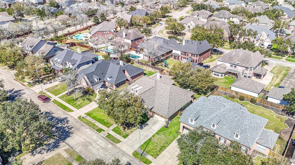 AERIAL VIEWS SHOW OFFTHIS BEAUTIFUL COMMUNITY& SPACIOUS LOT!