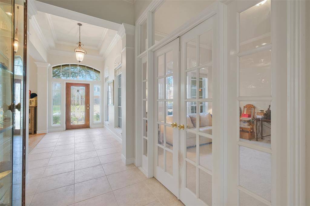 FROM THE ENTRY WAY YOUHAVE YOUR DINING ROOMON THE RIGHT AND YOURSTUDY/OFFICE ON THE LEFT.