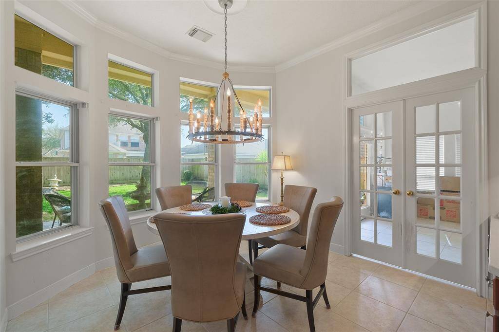 YOUR BREAKFAST AREA ISIDEAL FOR MORNING COFFEEOR CASUAL MEALS.