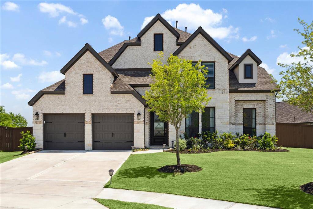 Recently constructed Perry Home located at the end of the cul-de-sac. Lush landscaping contributes to this home's excellent curb appeal.