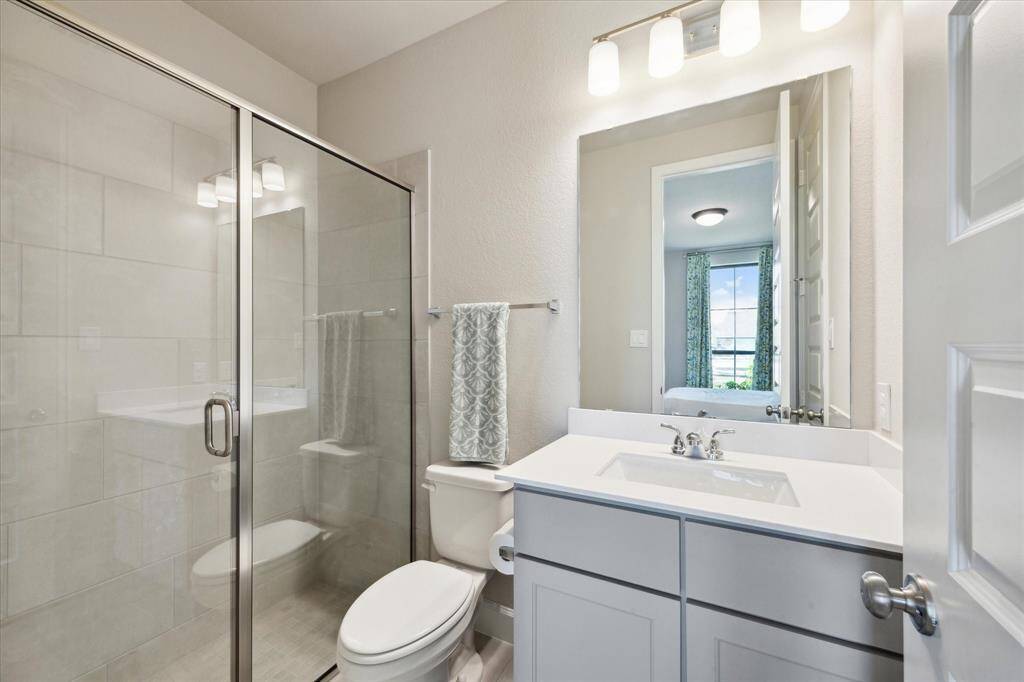 Full bath for the second 1st floor bedroom. It also has a separate walk-in closet.