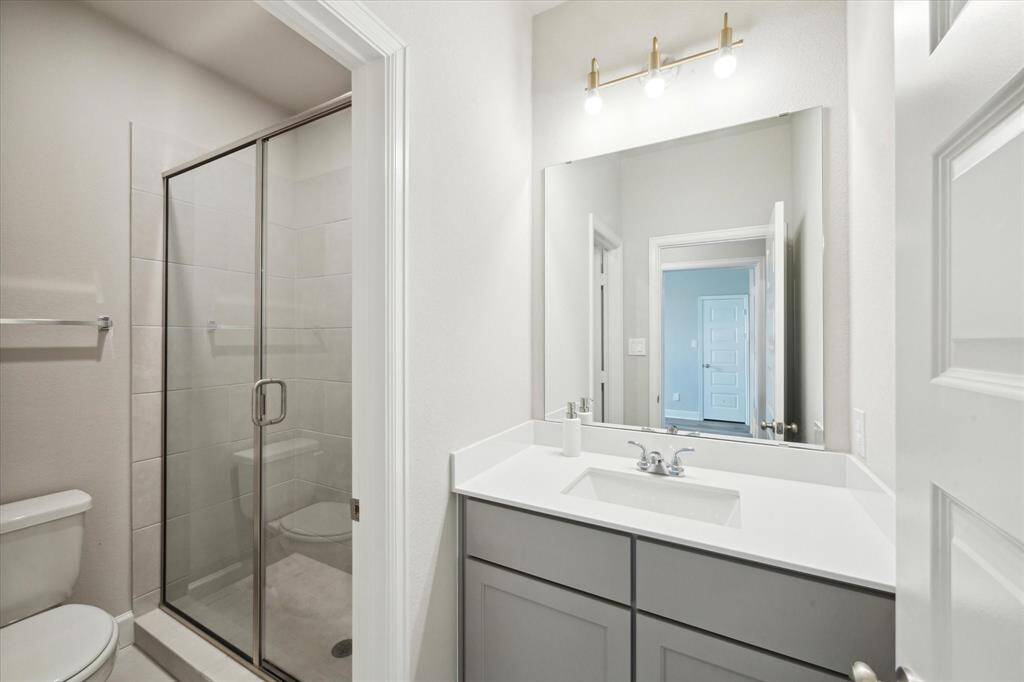 Shared bath between the two upstairs bedrooms
