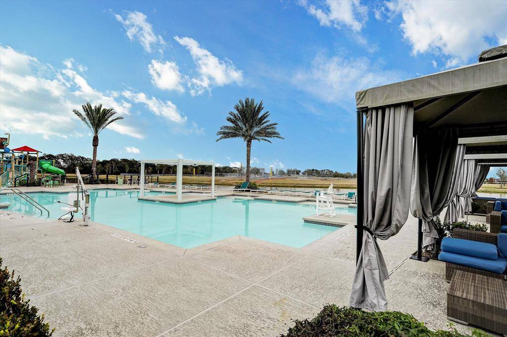 Pool, fitness center, Cafe, lazy river, playgrounds and tons of walking trails.