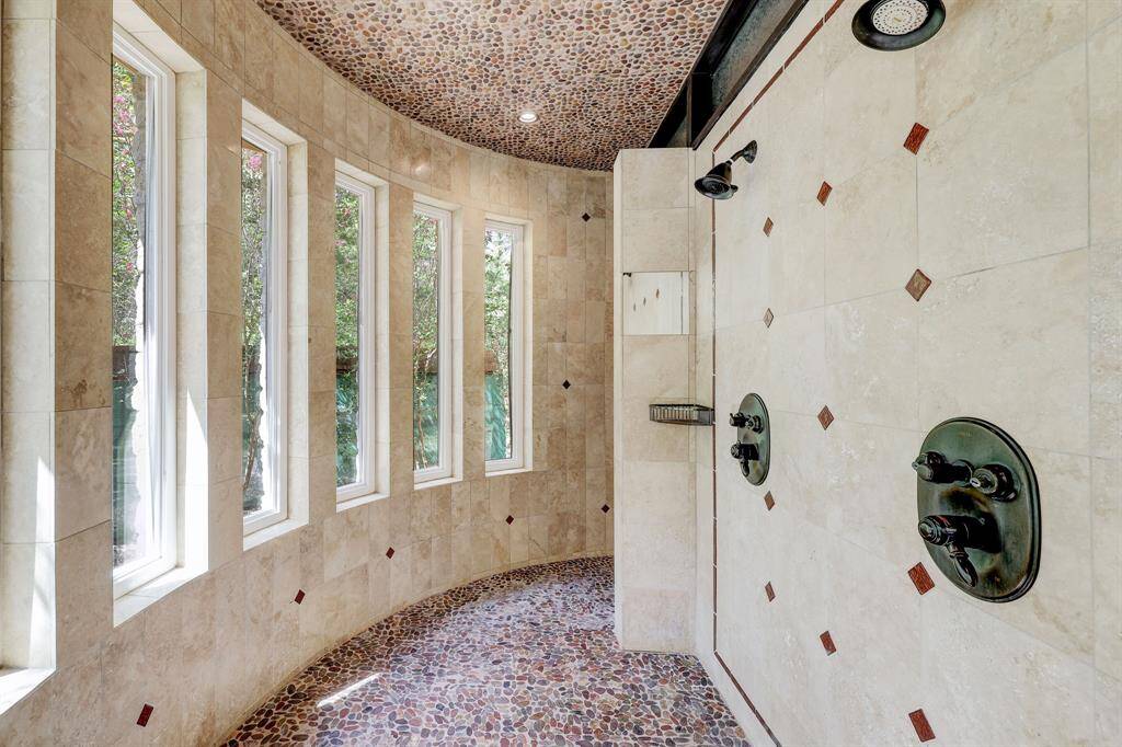 The ultimate luxury - a walk in nature shower!