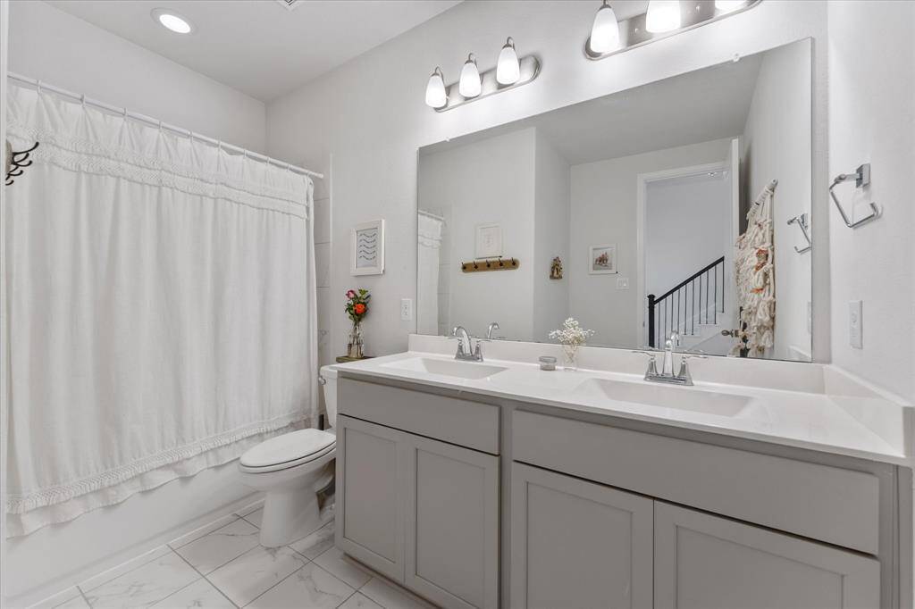 Secondary full bath