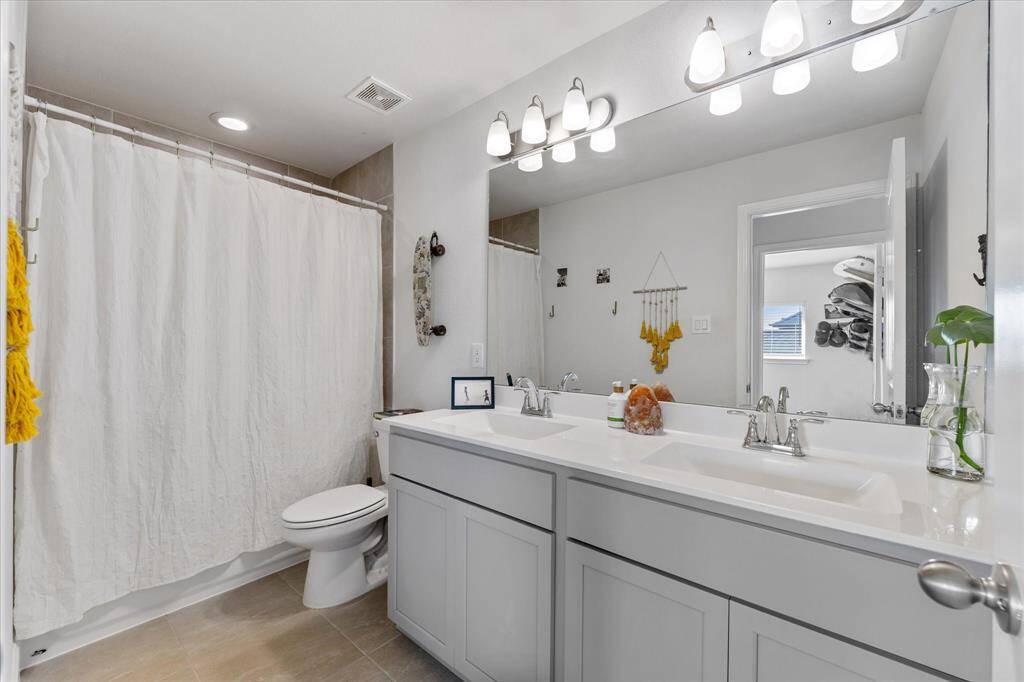 Upstairs full bath