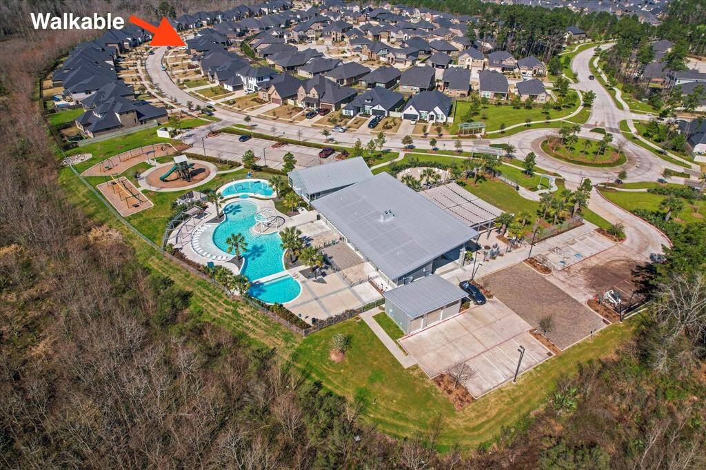 Gorgeous Palmetto neighborhood pool and club house