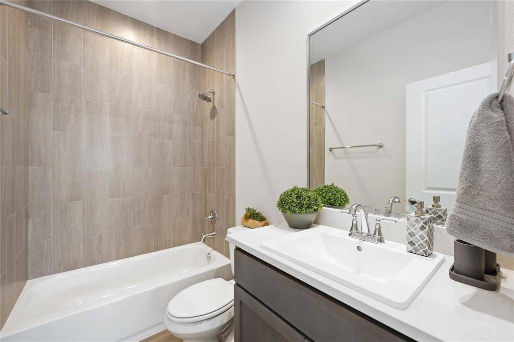 2nd Floor Full Bathroom