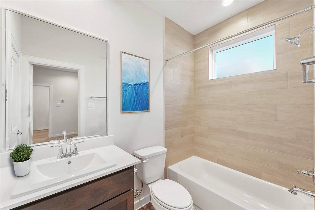 1st Floor Full Bathroom