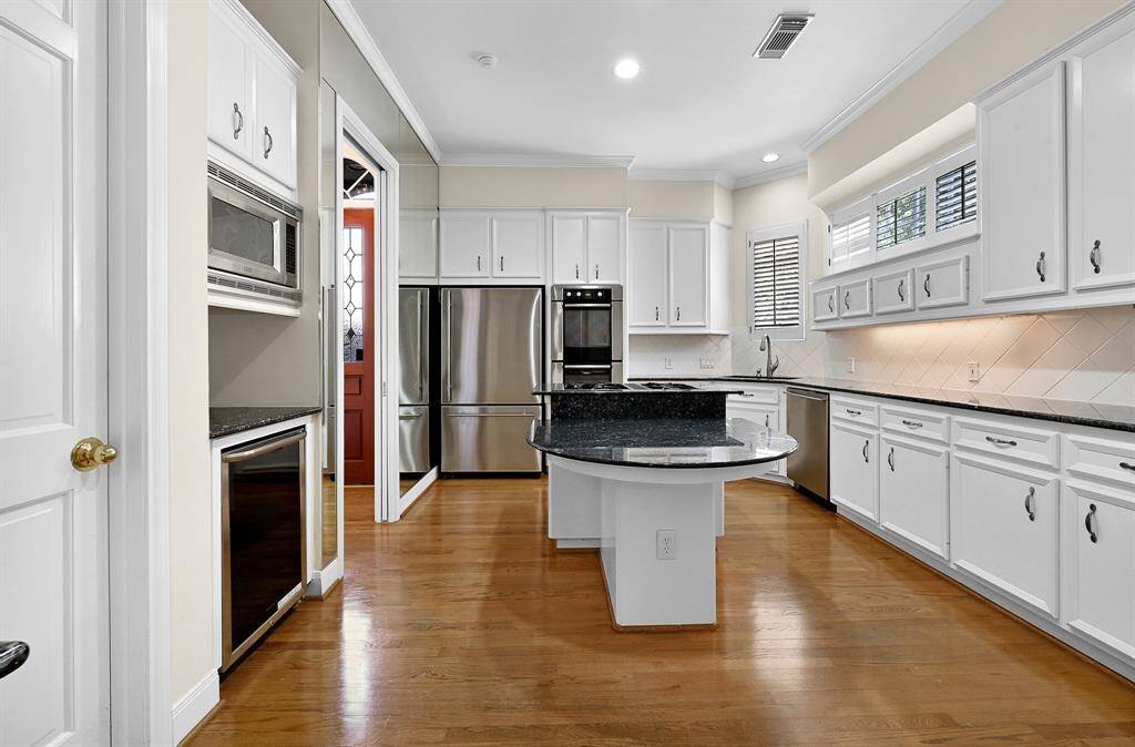 Picture- perfect Entertainment kitchen! with gas range, double ovens and even a wine fridge!