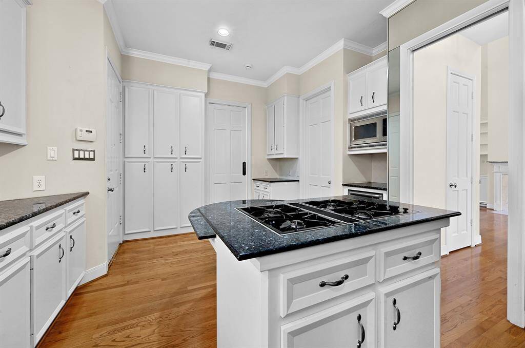 Bright and spacious chefs kitchen!