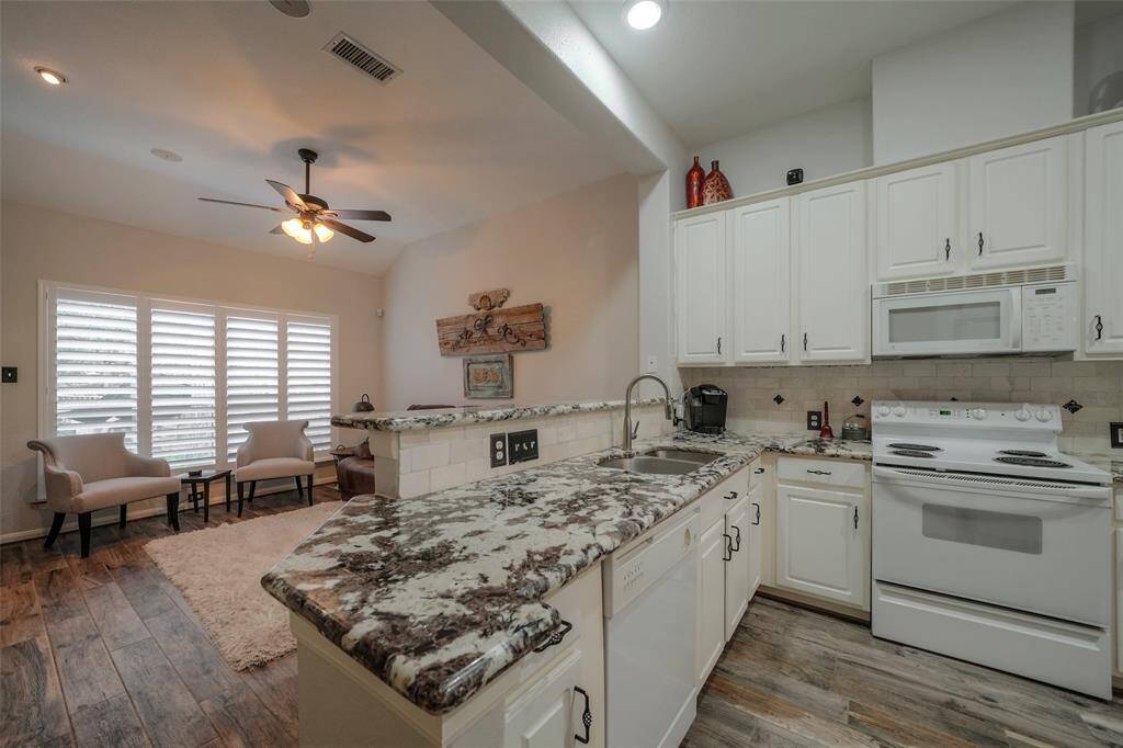 Beautifully updated lease comes COMPLETELY FURNISHED!! Kitchen has unobstructed view into the family room and backyard thru the plantation shutters.