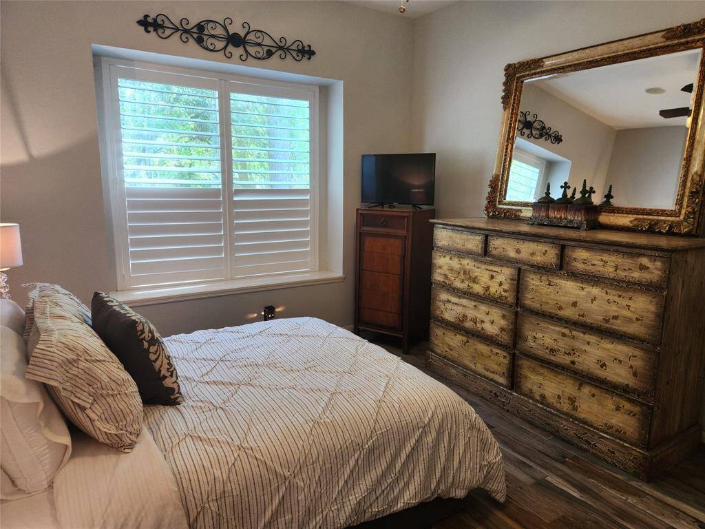 Lovely new bedding and current style furnishings.