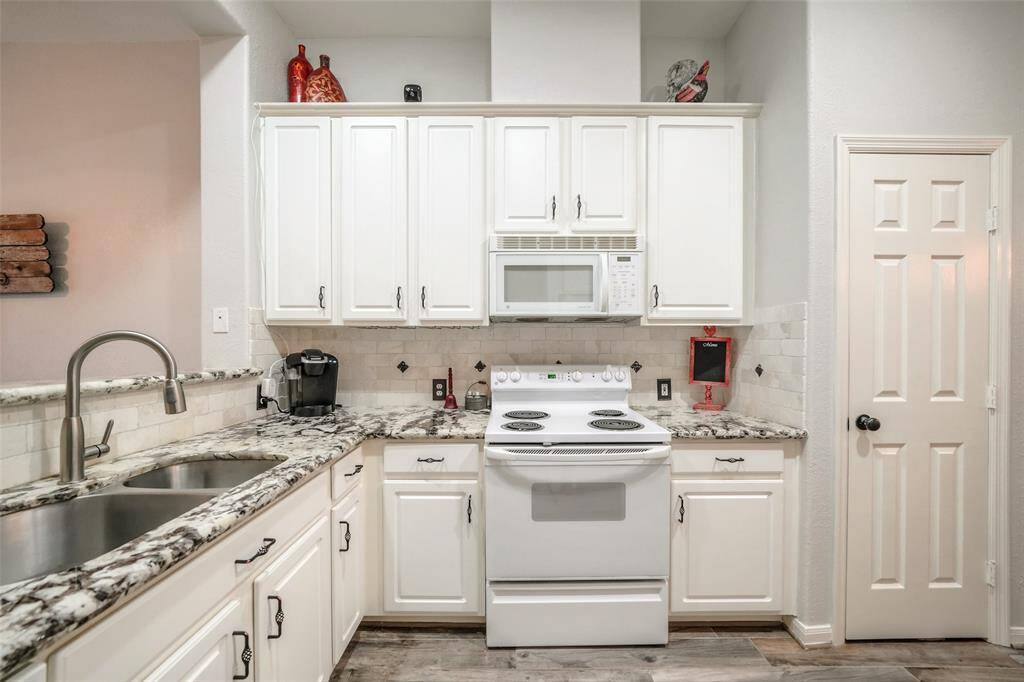 This beautiful granite kitchen comes equipped with all appliances, coffee maker, kitchenware and decor.