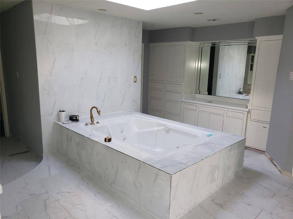 Master bath large Jacuzzi for two