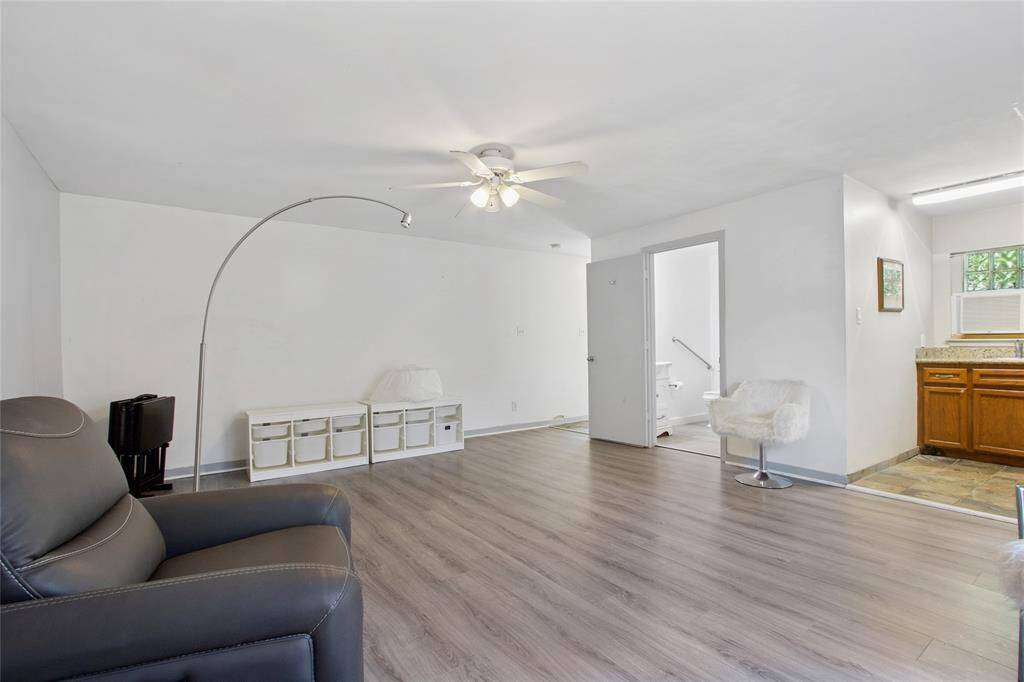 GARAGE APARTMENT WITH FULL BATHROOM AND KITCHENETTE