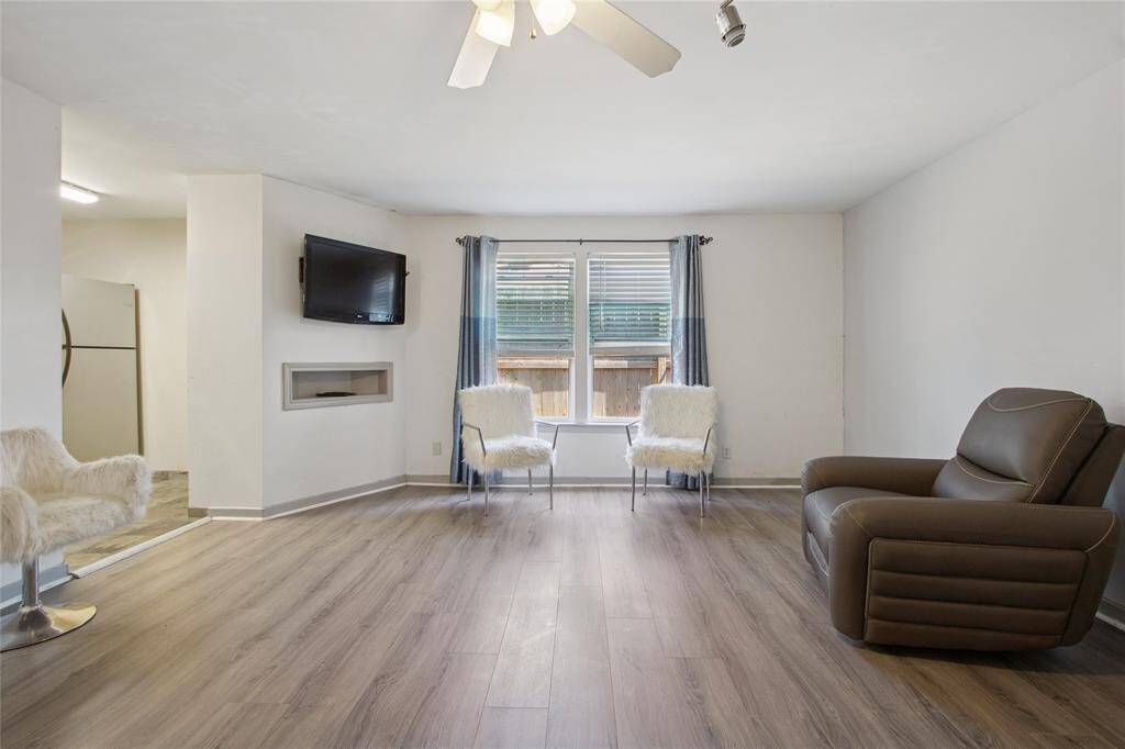 GARAGE APARTMENT WITH FULL BATHROOM AND KITCHENETTE