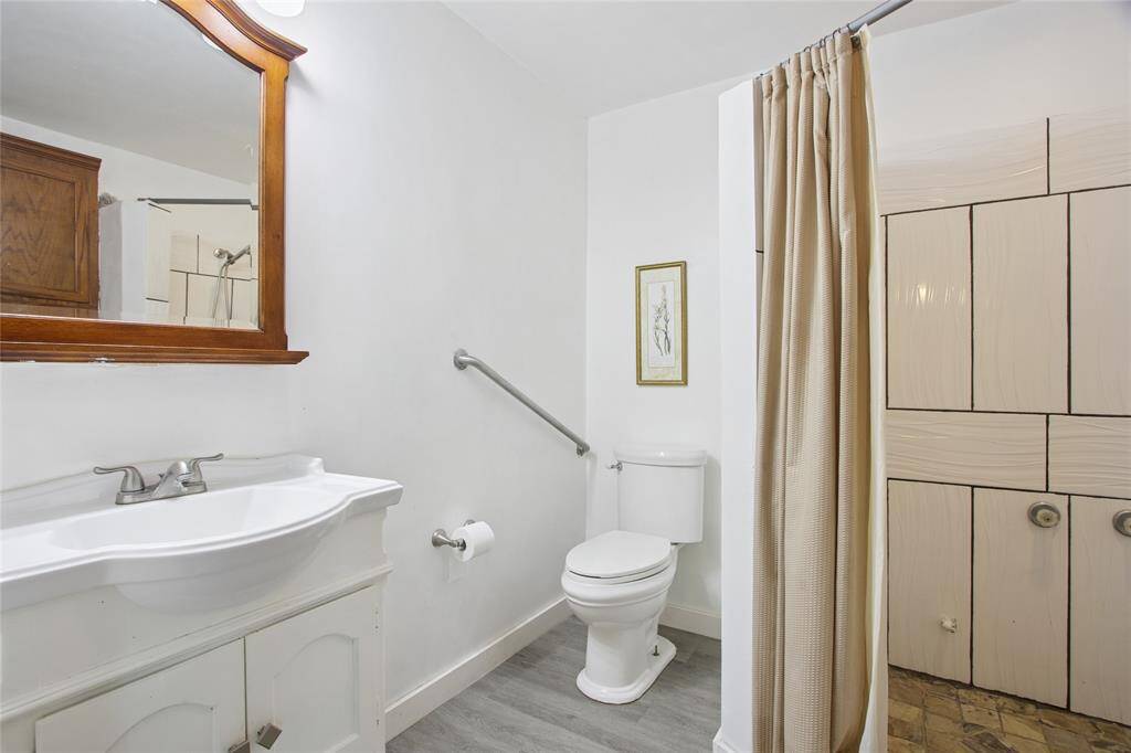 GARAGE APARTMENT WITH FULL BATHROOM AND KITCHENETTE