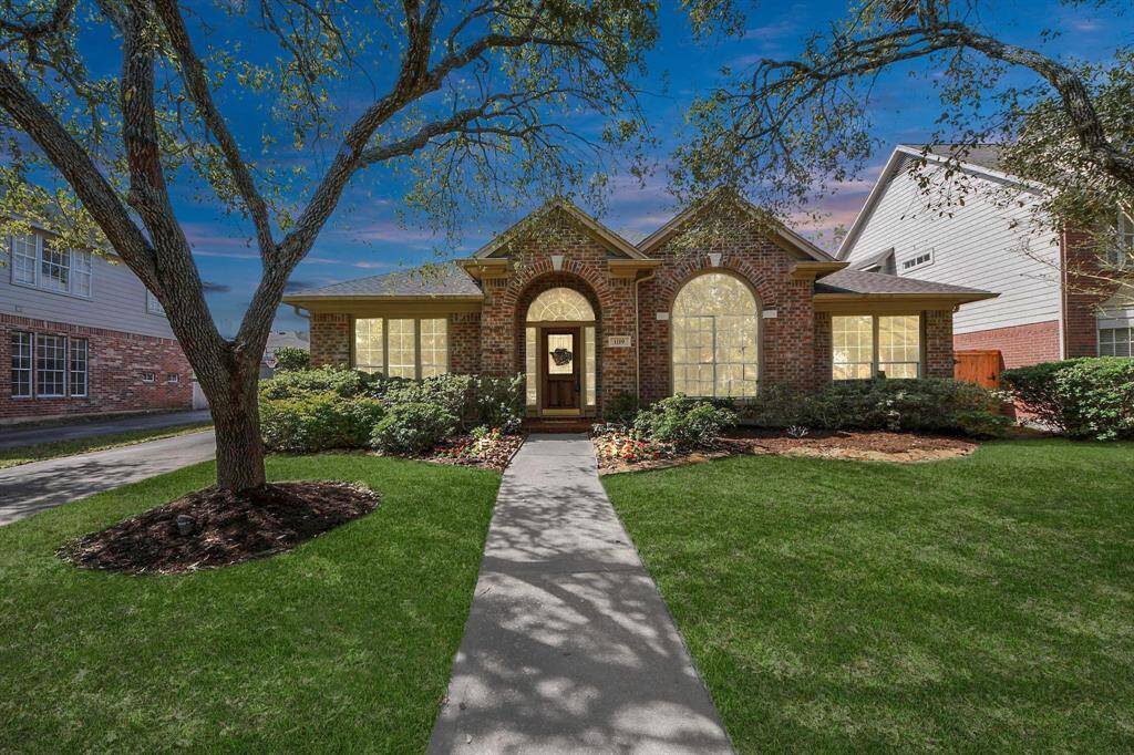 Welcome to 1119 Summer Brook in the beautiful Greatwood neighborhood.