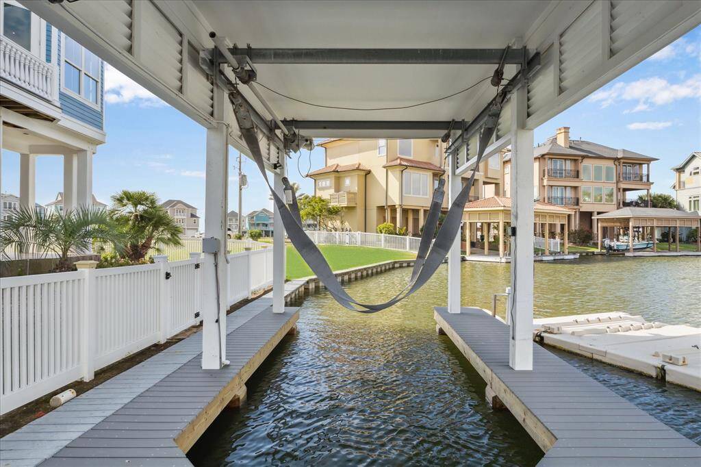 What do you do when the water’s edge is just steps from your door? With your very own boathouse in the backyard, every day feels like a vacation. Launch your kayak at sunrise, spend lazy afternoons paddleboarding with friends, or hop in the boat for a sunset cruise—all without leaving home. It’s your personal gateway to waterfront fun, from spontaneous fishing trips to epic water-day gatherings