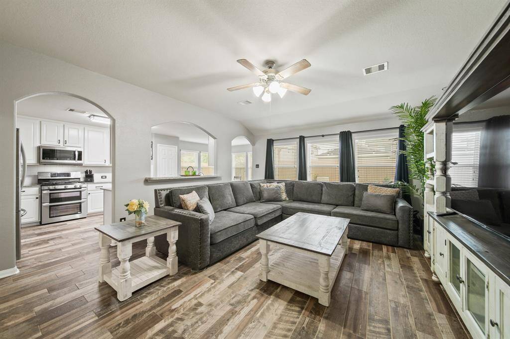 Neutral paint color selections offer numerous decorating theme options.