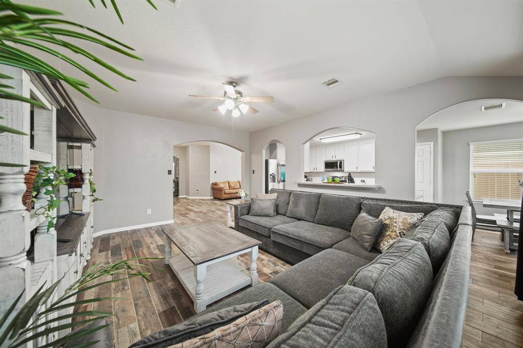 Ideal for entertaining, this open floor plan offers seamless movement from one living space to another and offers gorgeous curved archways to the kitchen.