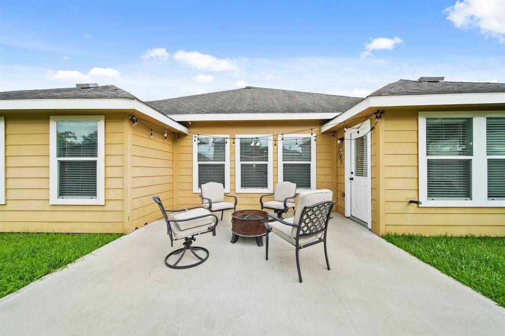 With convenient access to the kitchen, this outdoor space is perfect for dining, entertaining & barbecuing!