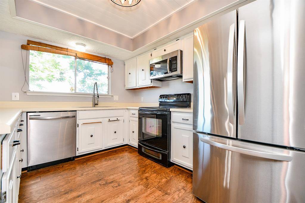 Beautiful kitchen with plenty of storage and the fridge stays!