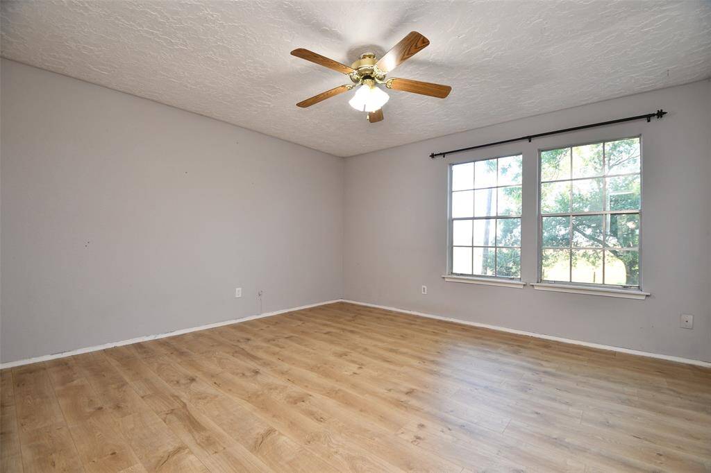 Large secondary bedroom - or primary! The options are here for you to choose!