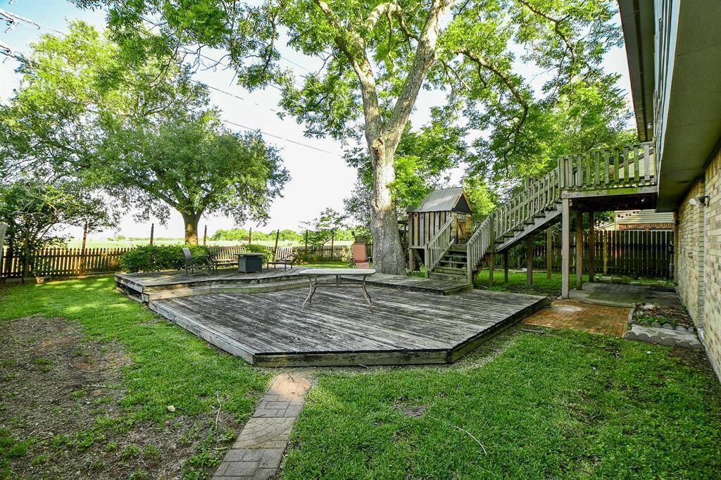Large outdoor space, great for entertaining with a covered porch area