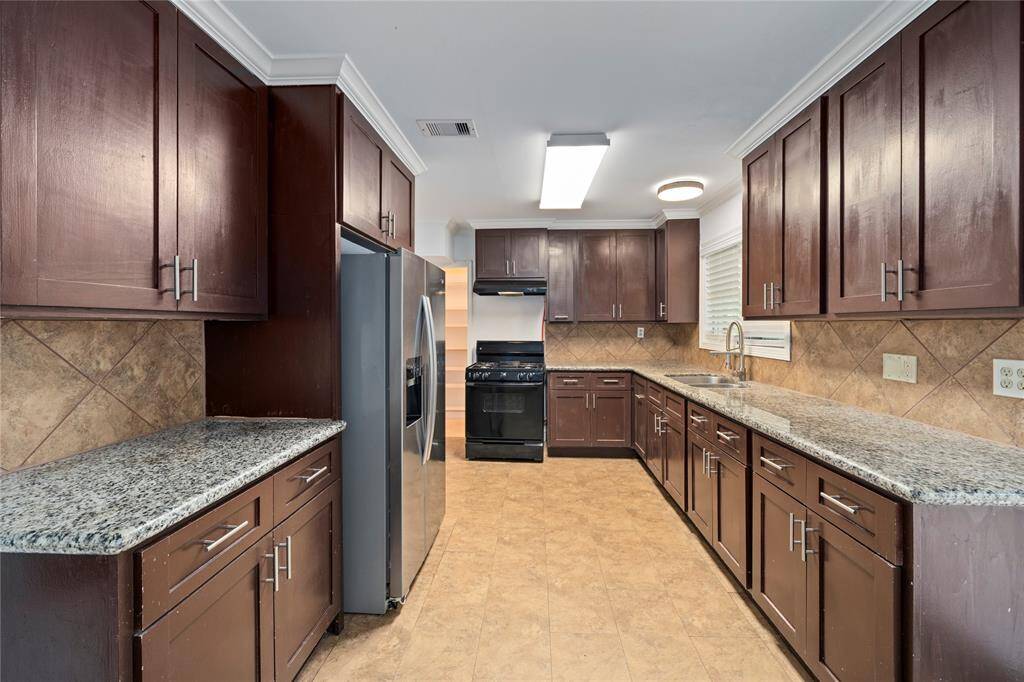 Kitchen Granite Counter, Lots of Cabins, Walk-In Pantry