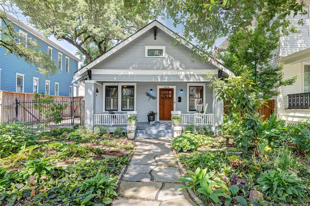 PREMIERE LOCATION! Welcome to 1229 Cortlandt St. in the heart of the Houston Heights historic district. Picture-perfect expanded Craftsman bungalow features 4 bedrooms, 2 bathrooms and amazing front/back yards...all on a 6,600 sf lot. Zoned to Harvard Elementary/Hogg MS/Heights HS (buyer to verify eligiblity)