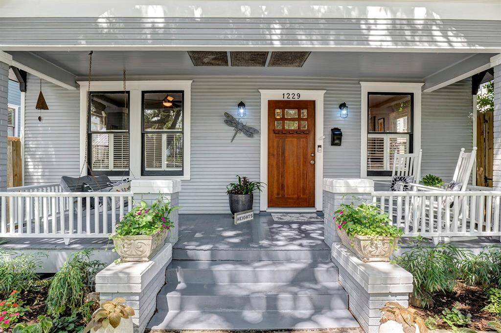 Great curb appeal up to the front porch.