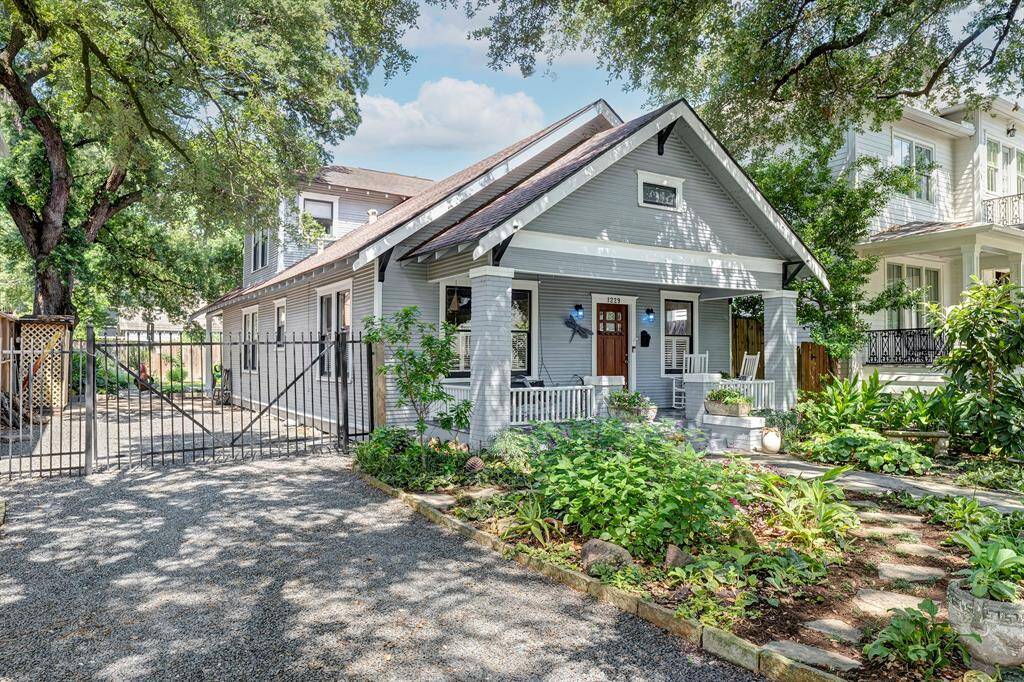 One last look at 1229 Cortlandt...MAKE YOUR APPOINTMENT TODAY!