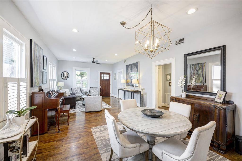 Overall view of the dining/living...ideal for large gatherings and holiday dinner parties.