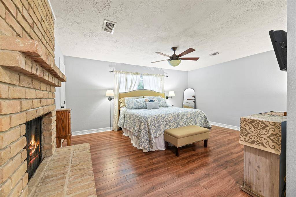 Spacious primary bedroom.