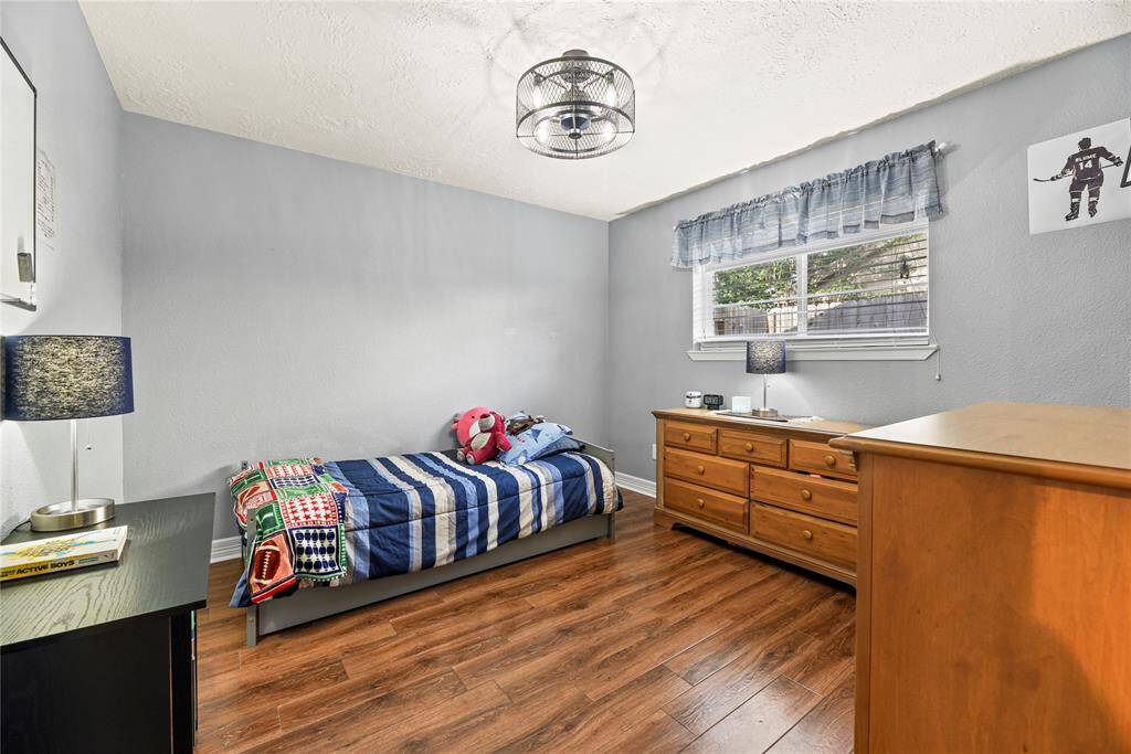 Secondary bedroom.