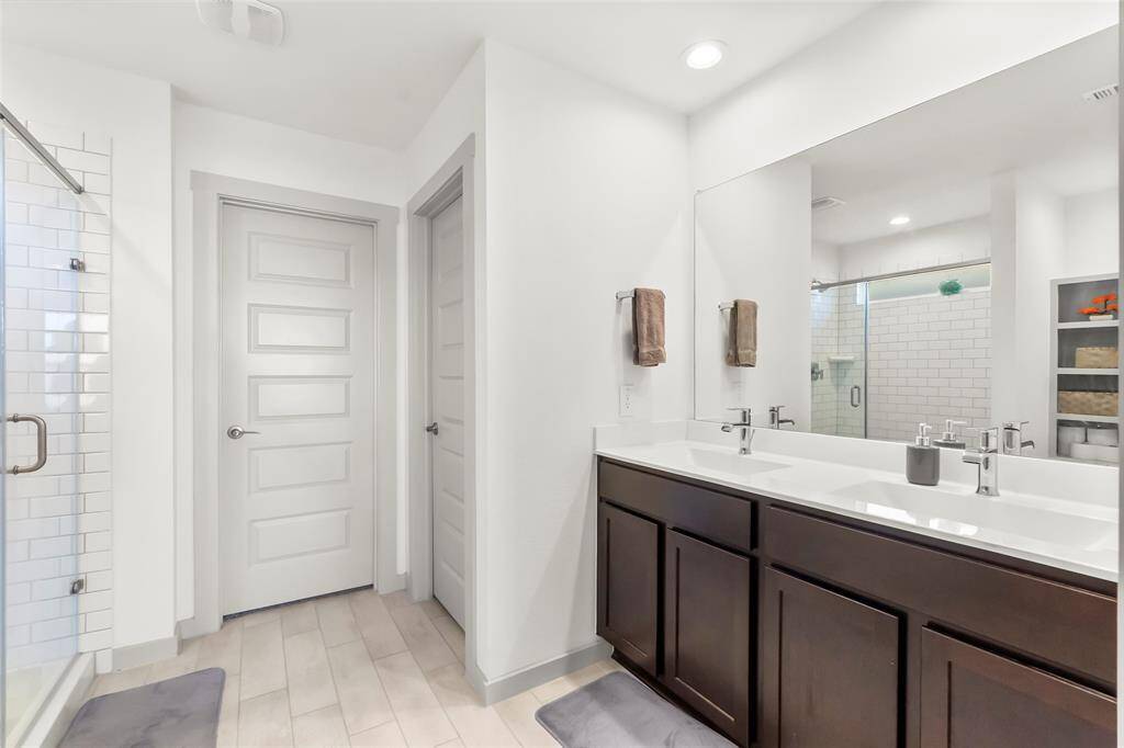 Dual sink with plentiful counter space
