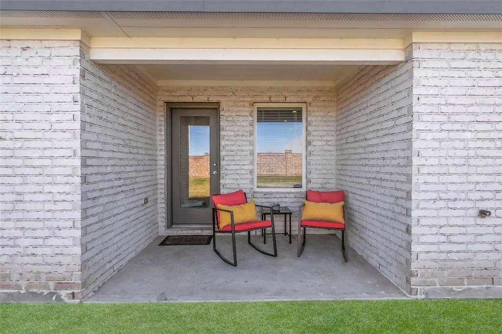 Covered patio to enjoy these cool evenig breeze