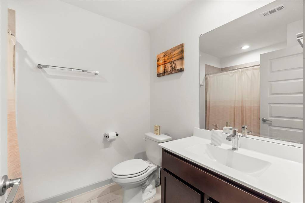 Secondary full bathroom nicely placed between secondary bedrooms